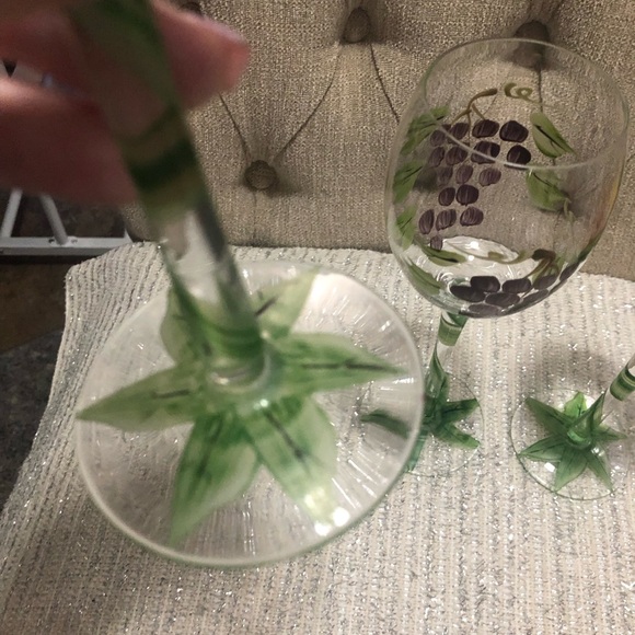 Three beautiful hand-painted, 8 ounce wine, glasses, floral grapes - Picture 5 of 6